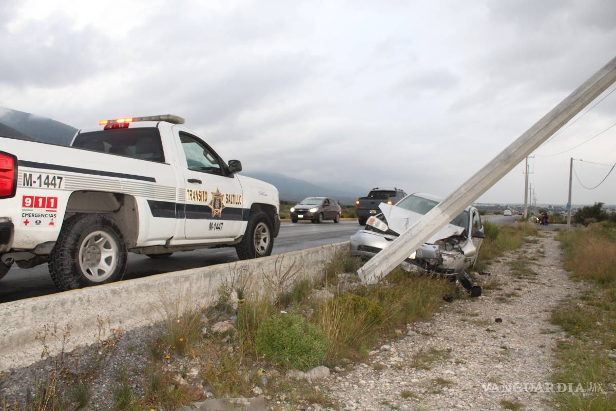 Conductor se impacta contra poste de concreto y abandona su auto, en Saltillo