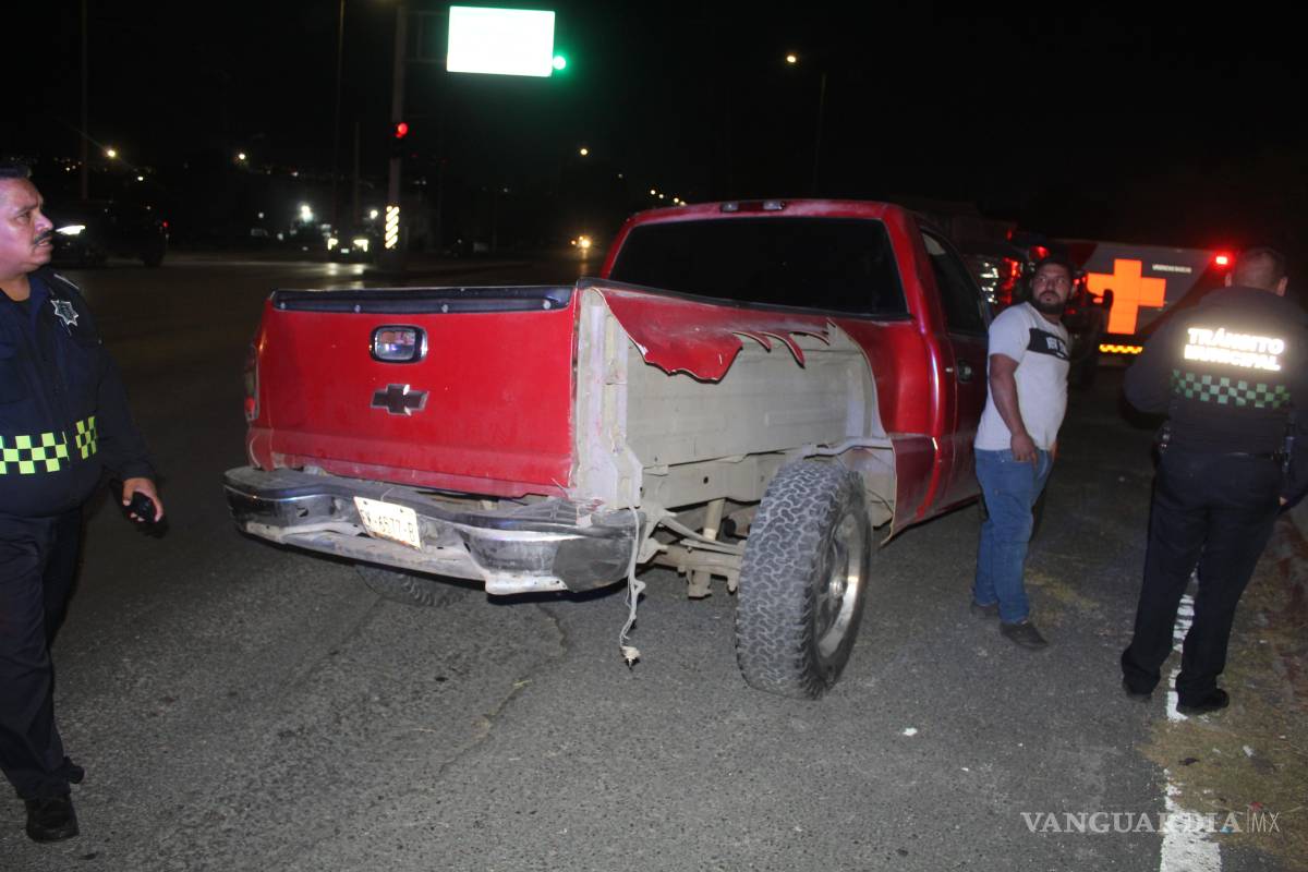 Mujer termina herida tras chocar y volcar, en Saltillo