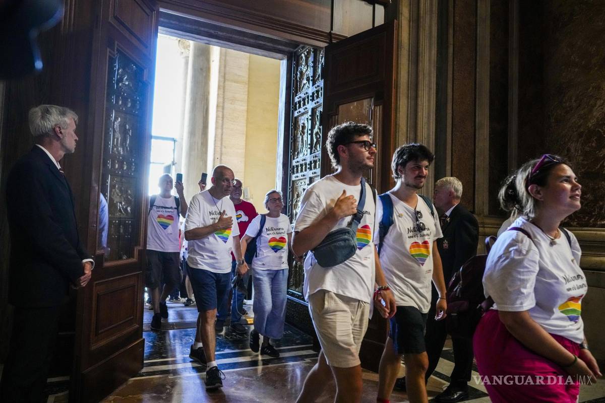 $!Algunos de los cientos de católicos LGBTQ+ que participaron en la peregrinación del Año Santo a Roma cruzan la Puerta Santa de la Basílica de San Pedro.