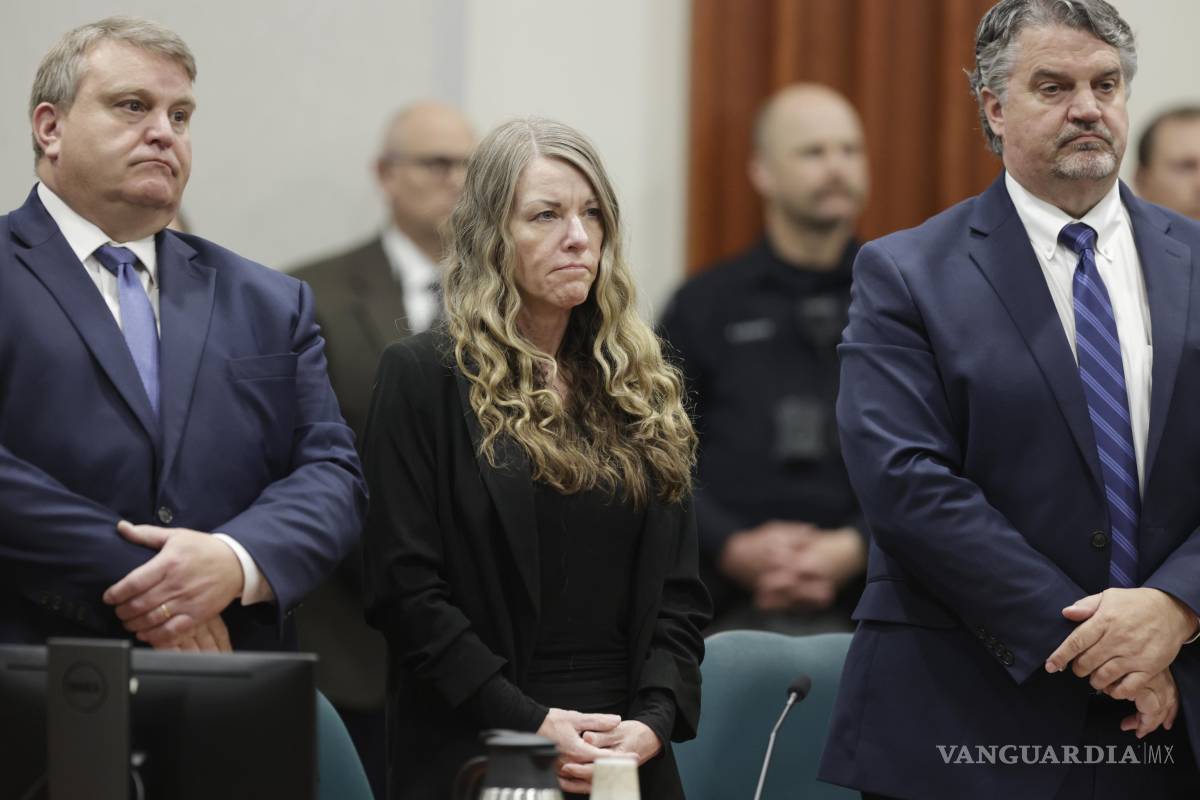 $!Lori Vallow Daybell está de pie y escucha mientras se lee el veredicto del jurado en el Palacio de Justicia del condado de Ada en Boise, Idaho, el 12 de mayo de 2023.