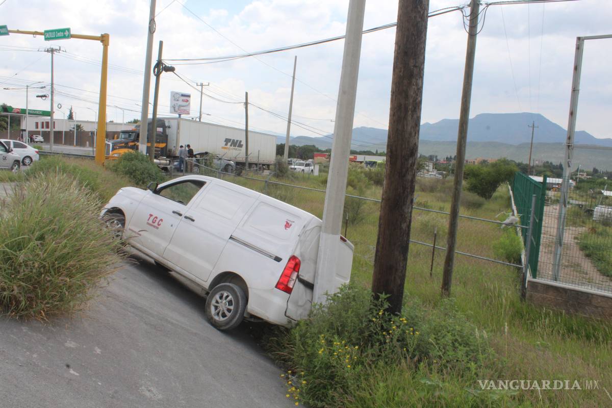 Choque con volcadura deja cuantiosos daños en cruce de bulevares en Saltillo