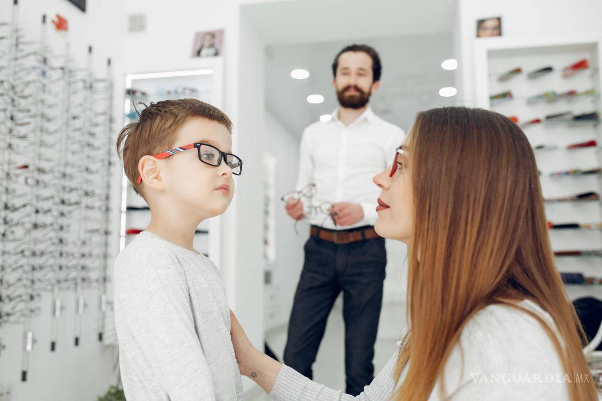 $!El uso de gafas correctivas puede ayudar a mejorar la alineación de los ojos del niño.