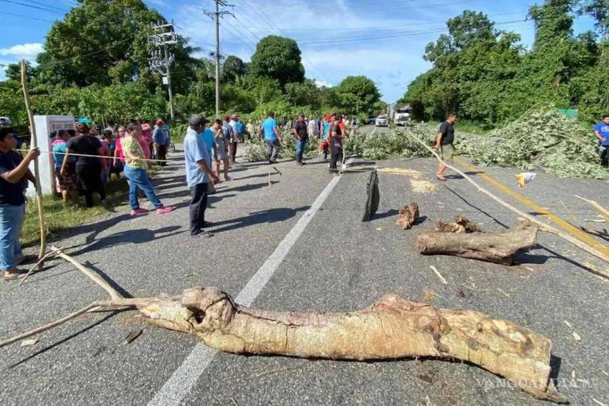 Mueren padre e hijo por fuga de gas de Pemex; pobladores bloquean carretera