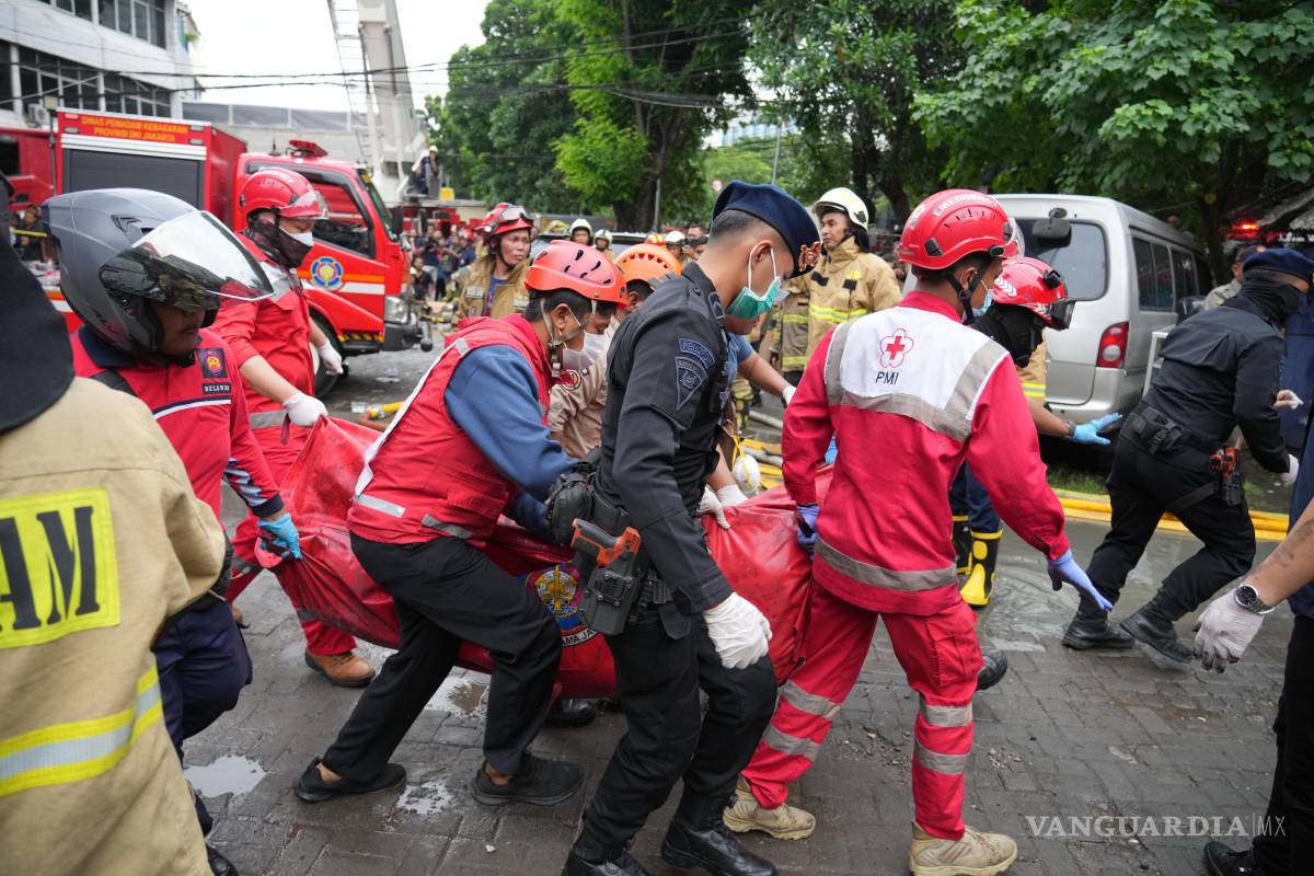 Al menos 22 muertos tras incendio en un edificio de la capital de Indonesia