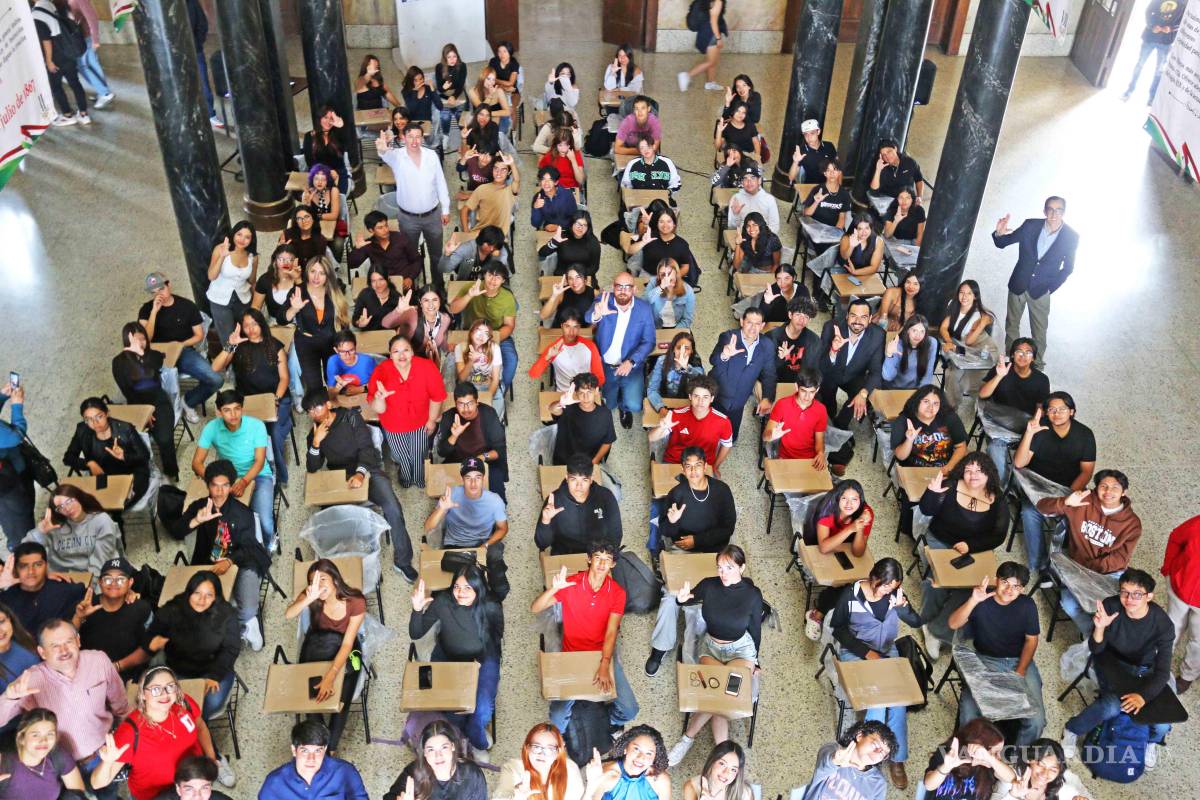 Entrega rector de la UAdeC mobiliario en el Ateneo Fuente y Ciencias Químicas