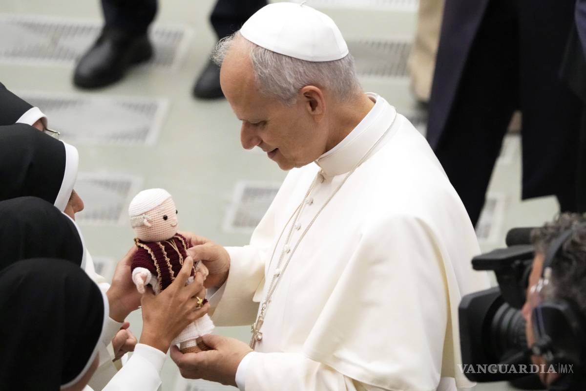$!El Papa León XIV recibe un regalo de las monjas peruanas. Robert Francis Prevost, religioso agustino nacido en Chicago, desarrolló su labor pastoral en Perú.
