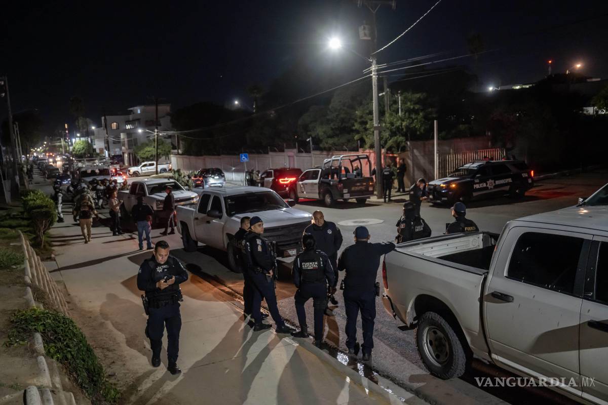 $!TIJUANA, BAJA CALIFORNIA, 15 OCTUBRE 2025.– Un ataque con explosivos fue registrado la noche del miércoles en las instalaciones de la Unidad Antisecuestros de la Fiscalía General del Estado, ubicadas en Playas de Tijuana. De acuerdo con información preliminar, el artefacto habría sido lanzado mediante un drone, provocando daños en el edificio, en cuatro vehículos particulares y en dos unidades oficiales.
