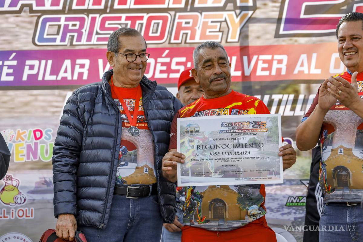$!Se otorgó un reconocimiento a José Luis “Gato” Araiza por su trayectoria y compromiso con la comunidad deportiva de Saltillo.