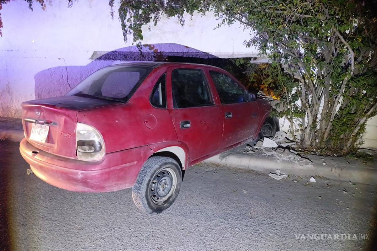 $!Paramédicos auxiliaron a una pareja y tres menores tras el fuerte impacto.