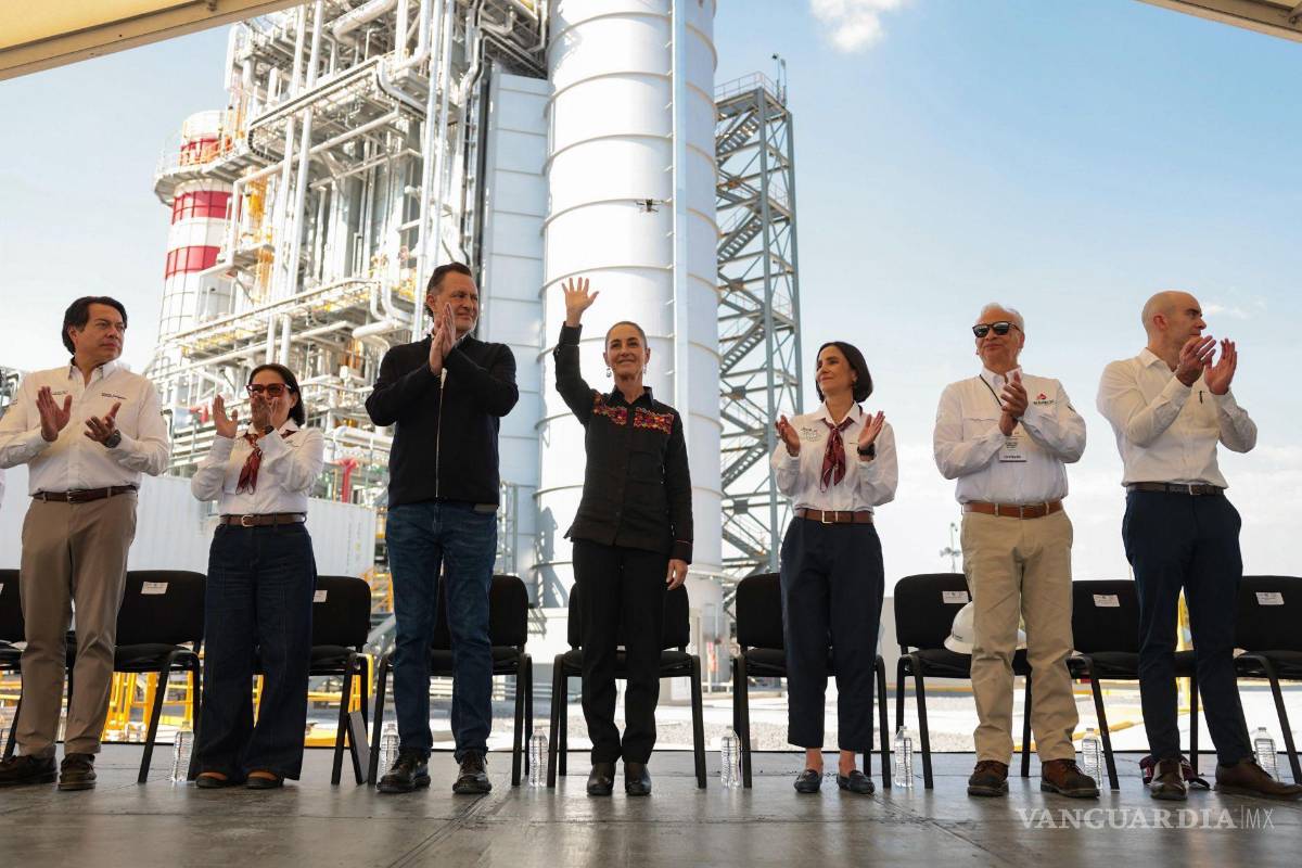 Sheinbaum arropa a la CFE y acusa al PAN y PRI de querer privatizarla