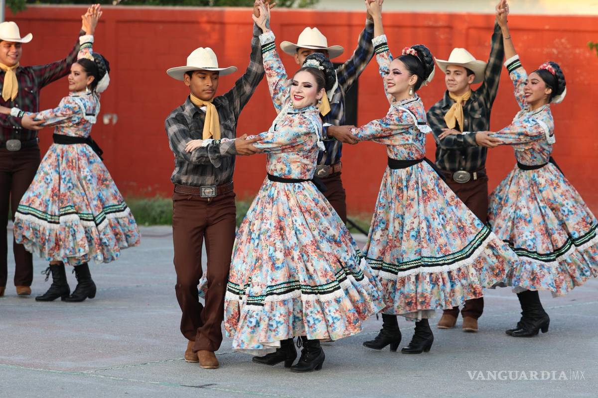 Celebran vecinos de la colonia Saltillo 2000 su ‘Fiesta Mexicana’