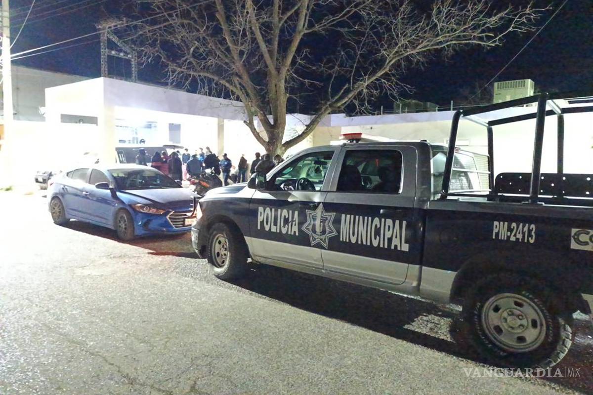 $!Patrullas municipales resguardaron el exterior del centro de salud tras el ingreso del joven sin signos vitales.