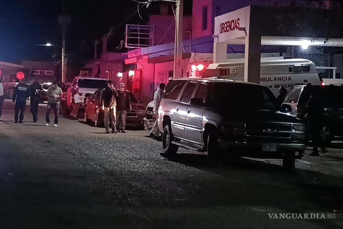 $!Paramédicos de Cruz Roja trasladaron de emergencia a la joven lesionada a un hospital del IMSS, donde logró sobrevivir pese a la gravedad de las heridas provocadas por arma blanca.