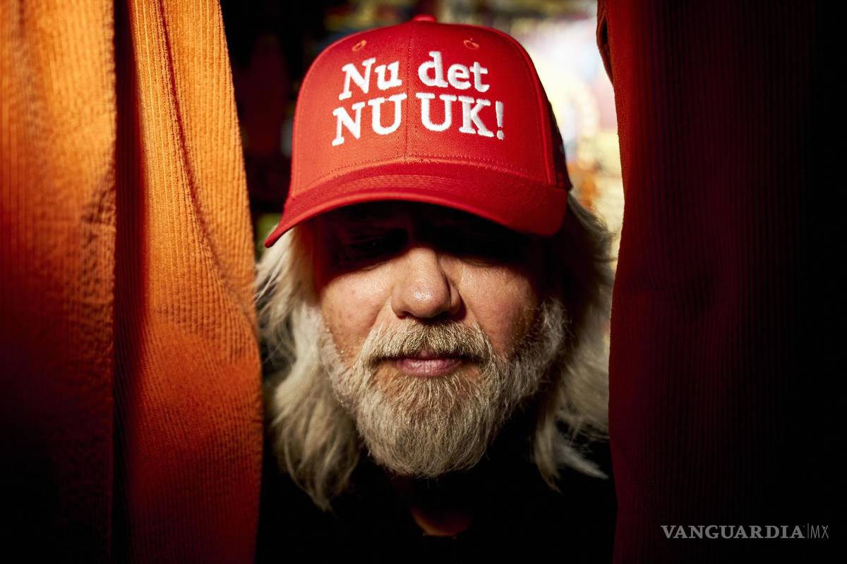 $!El danés Jesper Tonnesen, dueño de una tienda de ropa, posa con una gorra anti-MAGA bordada con el lema “¡Ahora es NUUK!” en Copenhague, Dinamarca.