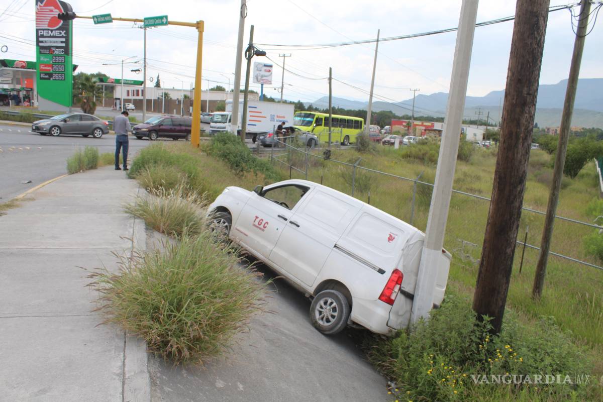 Choque con volcadura deja cuantiosos daños en cruce de bulevares en Saltillo