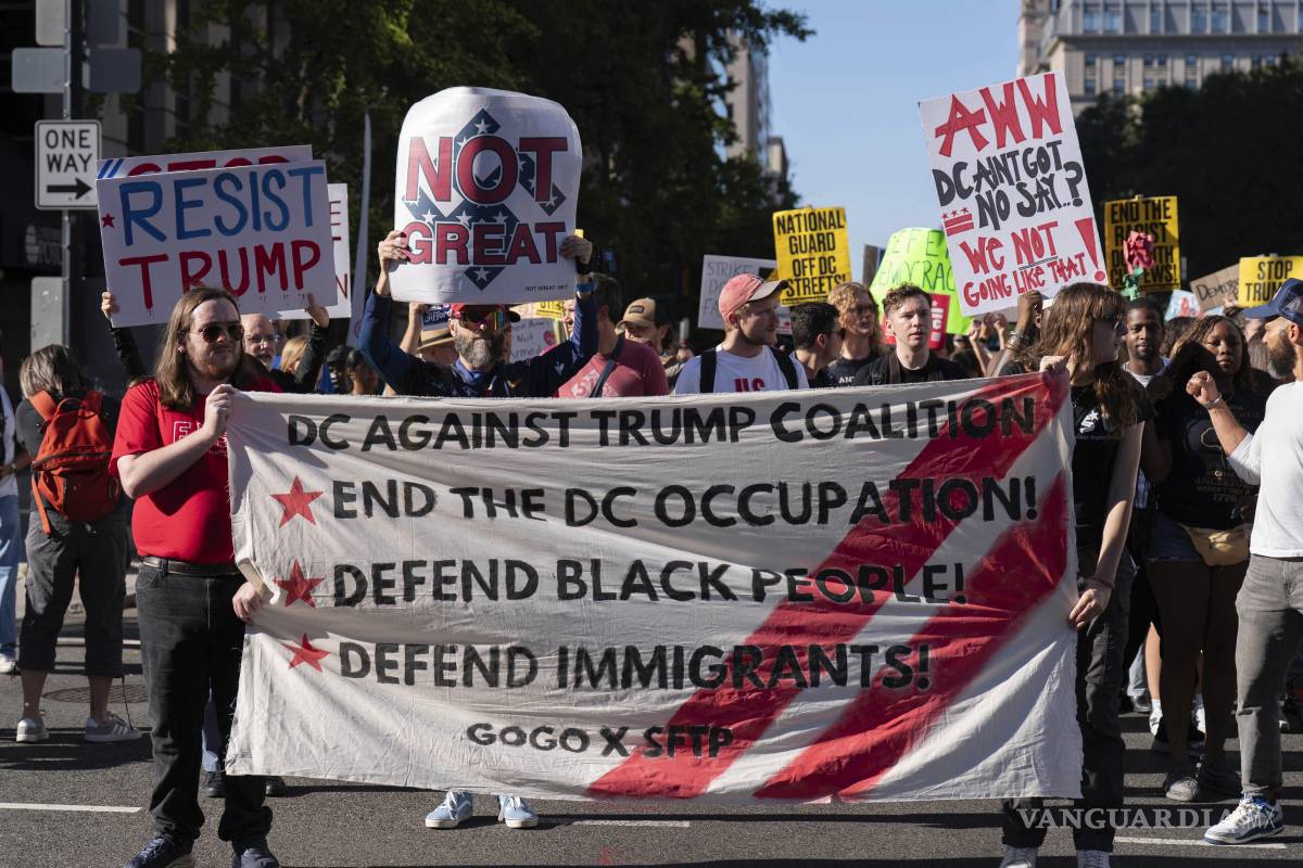 $!Demonstrators march as they protest against President Donald Trump's use of federal law enforcement and National Guard troops in the city during a rally along the 14th street corridor in northwest Washington, Saturday, Aug. 30, 2025. (AP Photo/Jose Luis Magana)