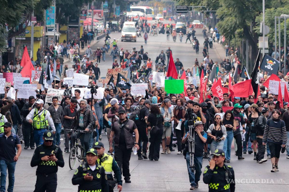 Marcha juvenil por la paz: policías encapsulan a manifestantes en Centro Histórico