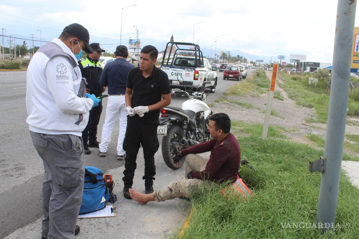 Repartidor sufre aparatosa caída en la glorieta Venustiano Carranza, en Saltillo