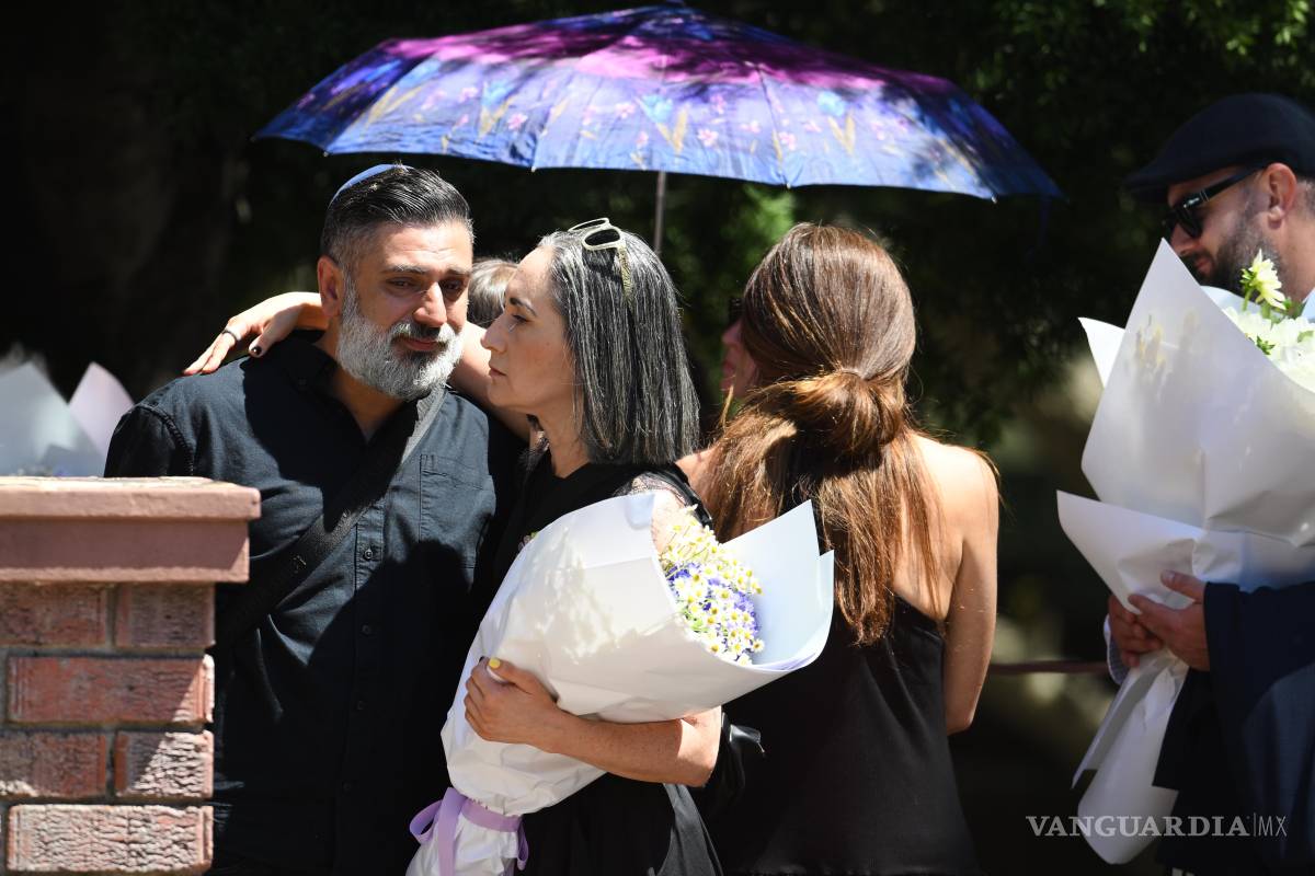 $!Los dolientes llegan al funeral de Matilda, de 10 años, víctima del tiroteo masivo en Bondi Beach, cuyo apellido se mantiene en reserva a petición de su familia.