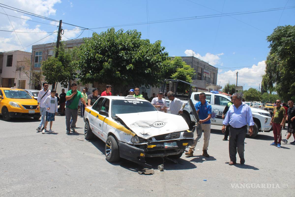 Ignorar señal de alto causa accidente entre camión de carga y taxi al poniente de Saltillo
