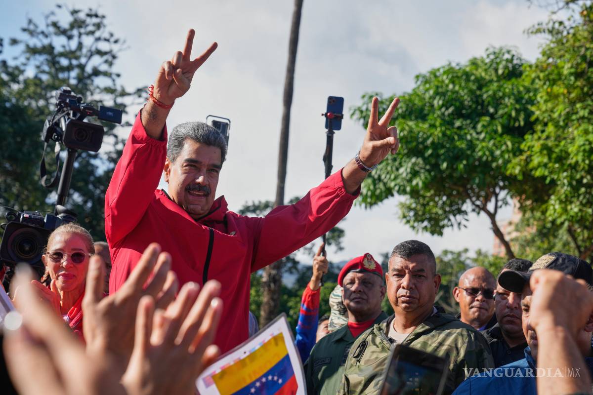 $!El presidente de Nicolás Maduro, hace signos de victoria durante el Día de los Indígenas en Caracas, Venezuela, el 12 de octubre de 2025.