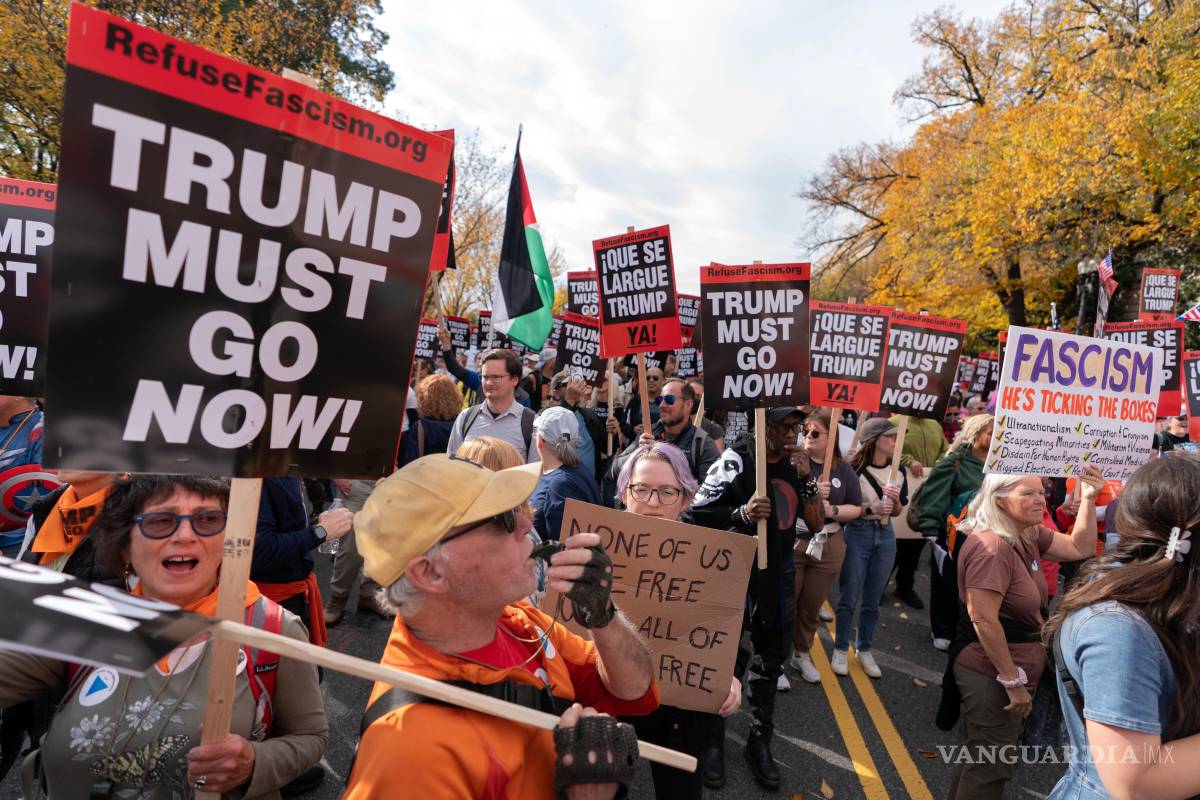 $!Manifestantes marchan hacia el Capitolio de Estados Unidos durante la concentración “¡Trump debe irse ya!” en el National Mall de Washington.