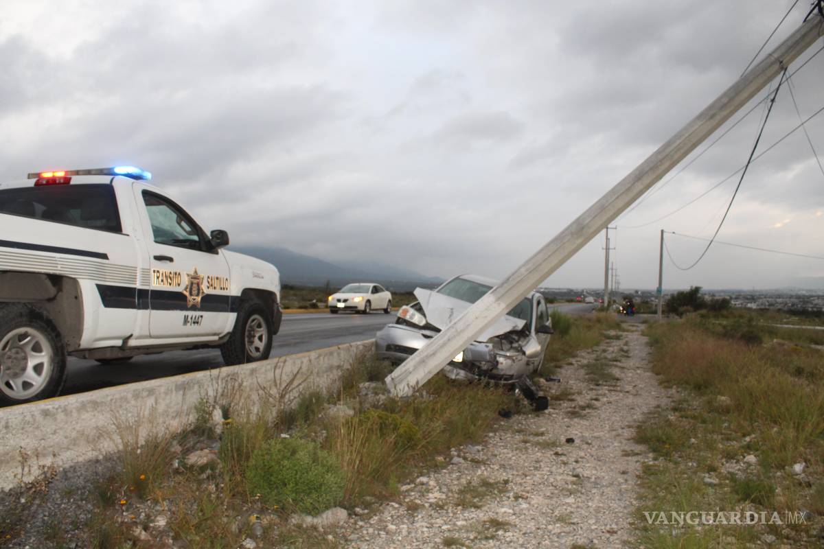 Conductor se impacta contra poste de concreto y abandona su auto, en Saltillo