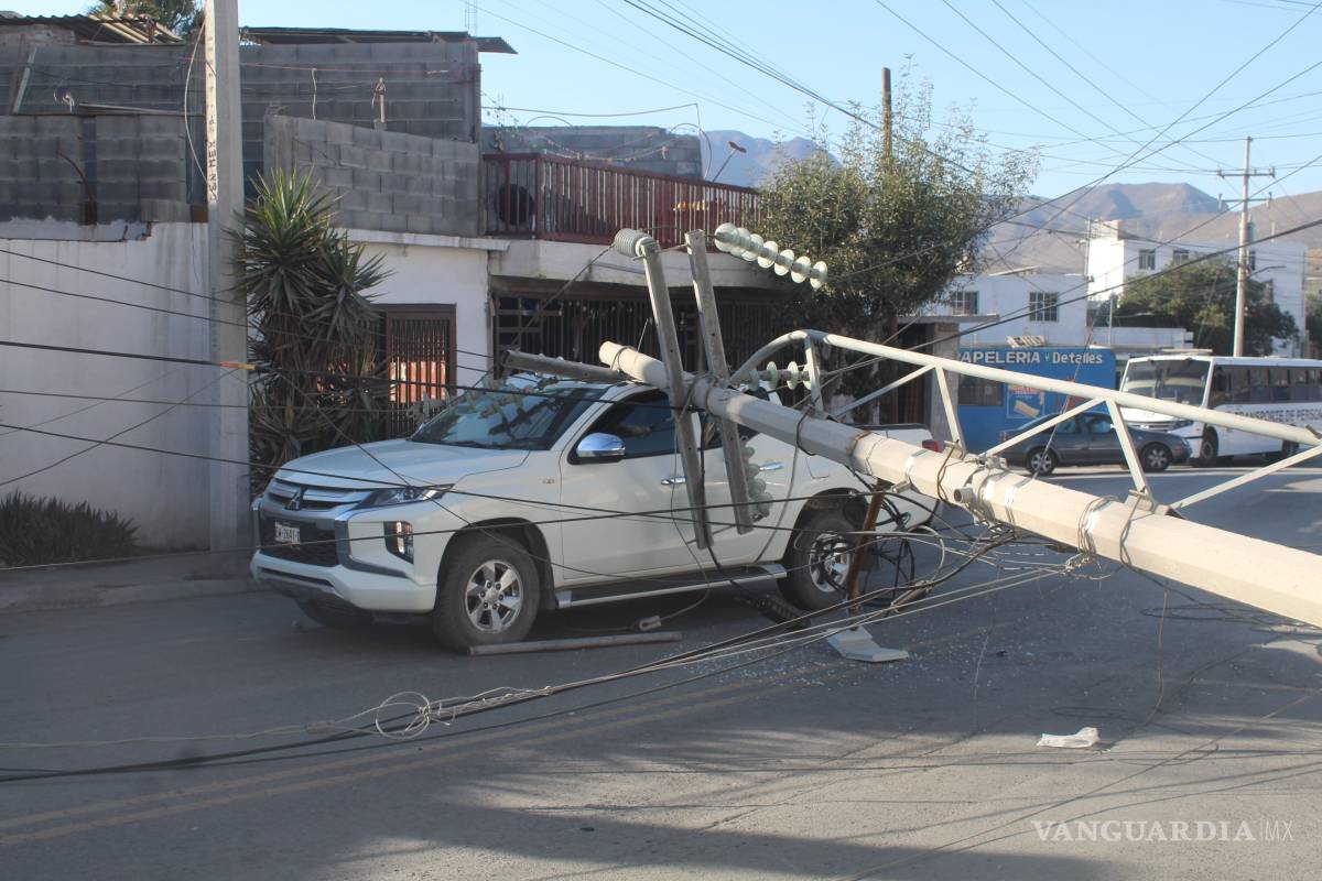 Saltillo: tráiler derriba poste y provoca daños a camioneta en Valle de las Torres