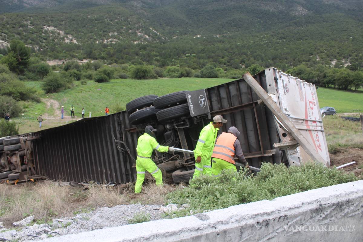 Tráiler cae 60 metros en la carretera 57, en Los Chorros; conductor resulta herido