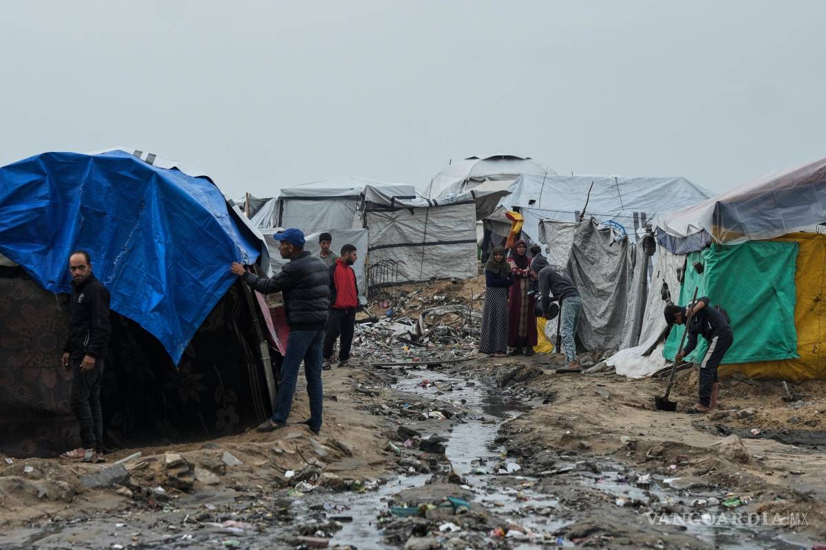 $!Palestinos desplazados reparan sus tiendas de campaña en un campamento en la playa tras un temporal en la ciudad de Gaza, el miércoles 10 de diciembre de 2025.