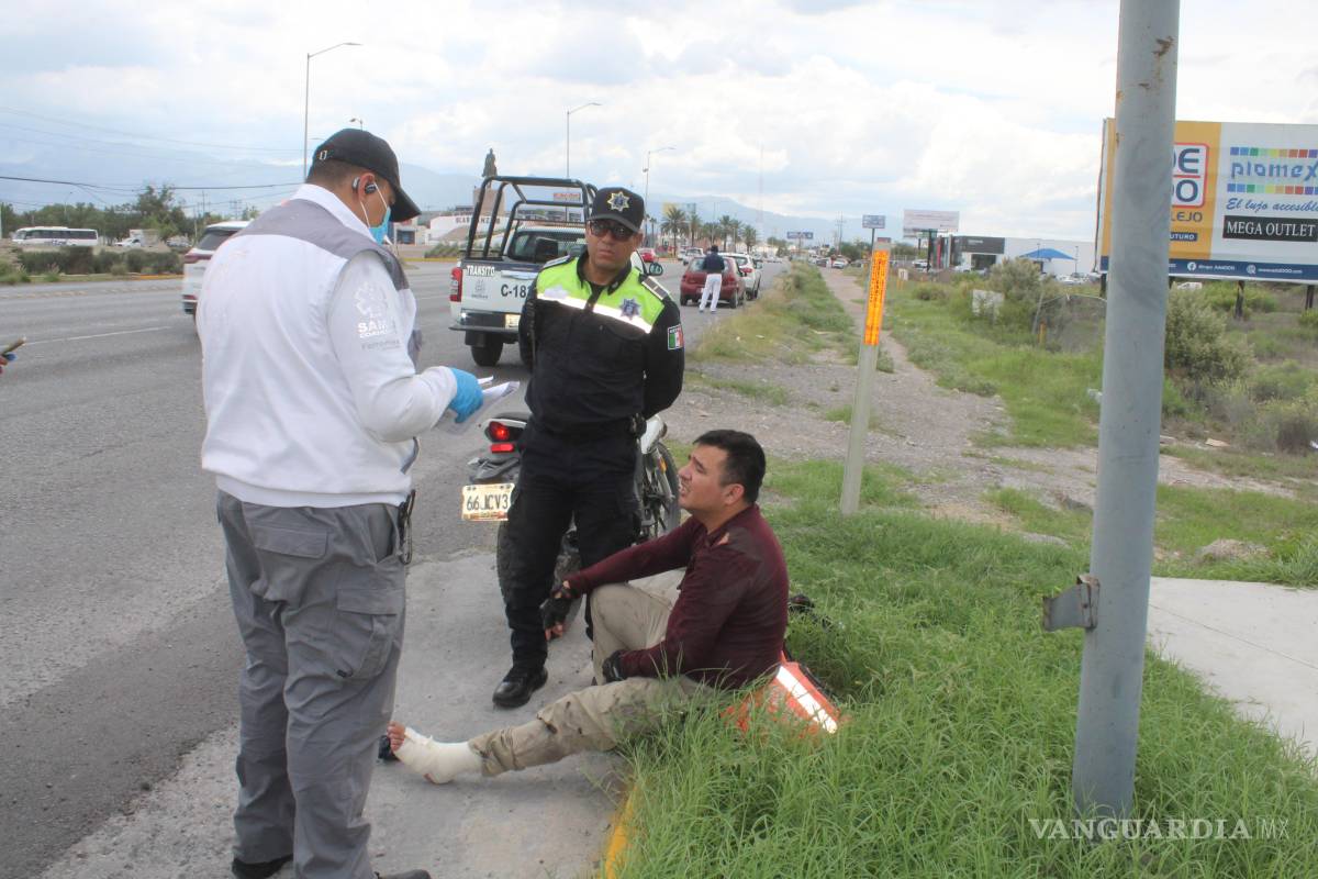 Repartidor sufre aparatosa caída en la glorieta Venustiano Carranza, en Saltillo