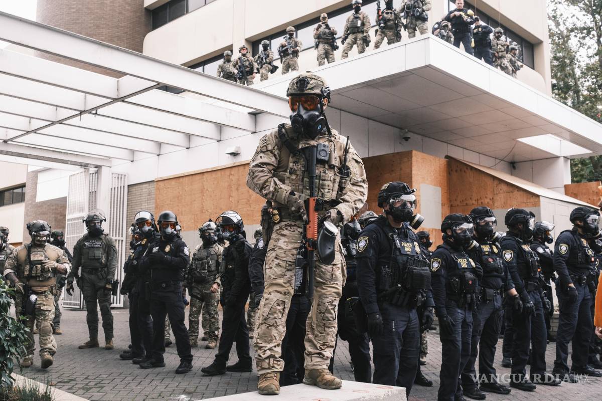 $!Agentes federales se enfrentan a manifestantes frente a un centro de detención de ICE en Portland, Oregón, el 18 de octubre de 2025.