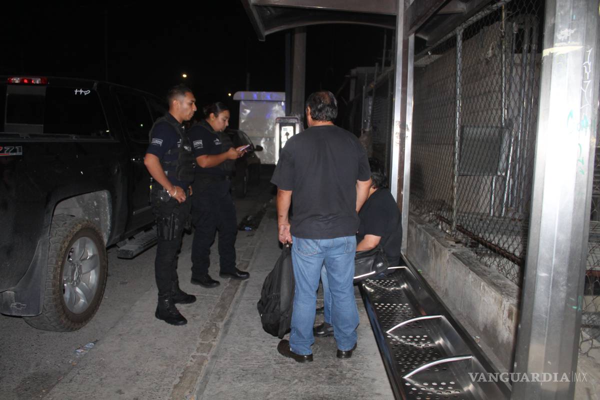 Llanta de camión se desprende y lesiona a mujer en Saltillo