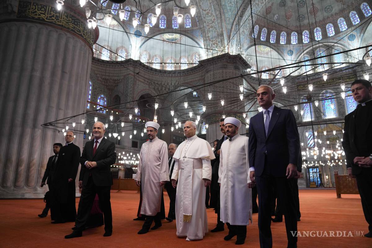 El papa visita la Mezquita Azul al inicio de reuniones con líderes religiosos de Turquía