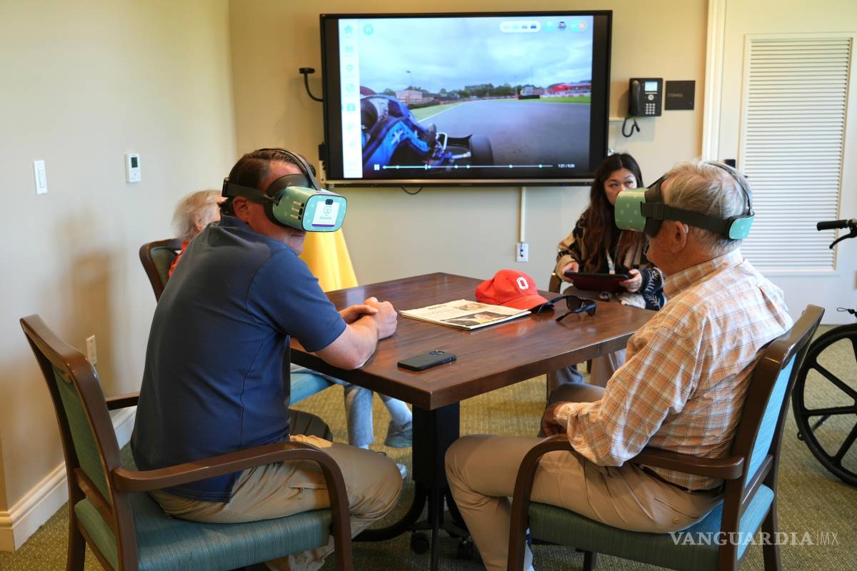 $!Mike Holtshouse y su padre, Jim Holtshouse, ven un video a través de gafas de realidad virtual en la comunidad de jubilados Forum at Rancho San Antonio.