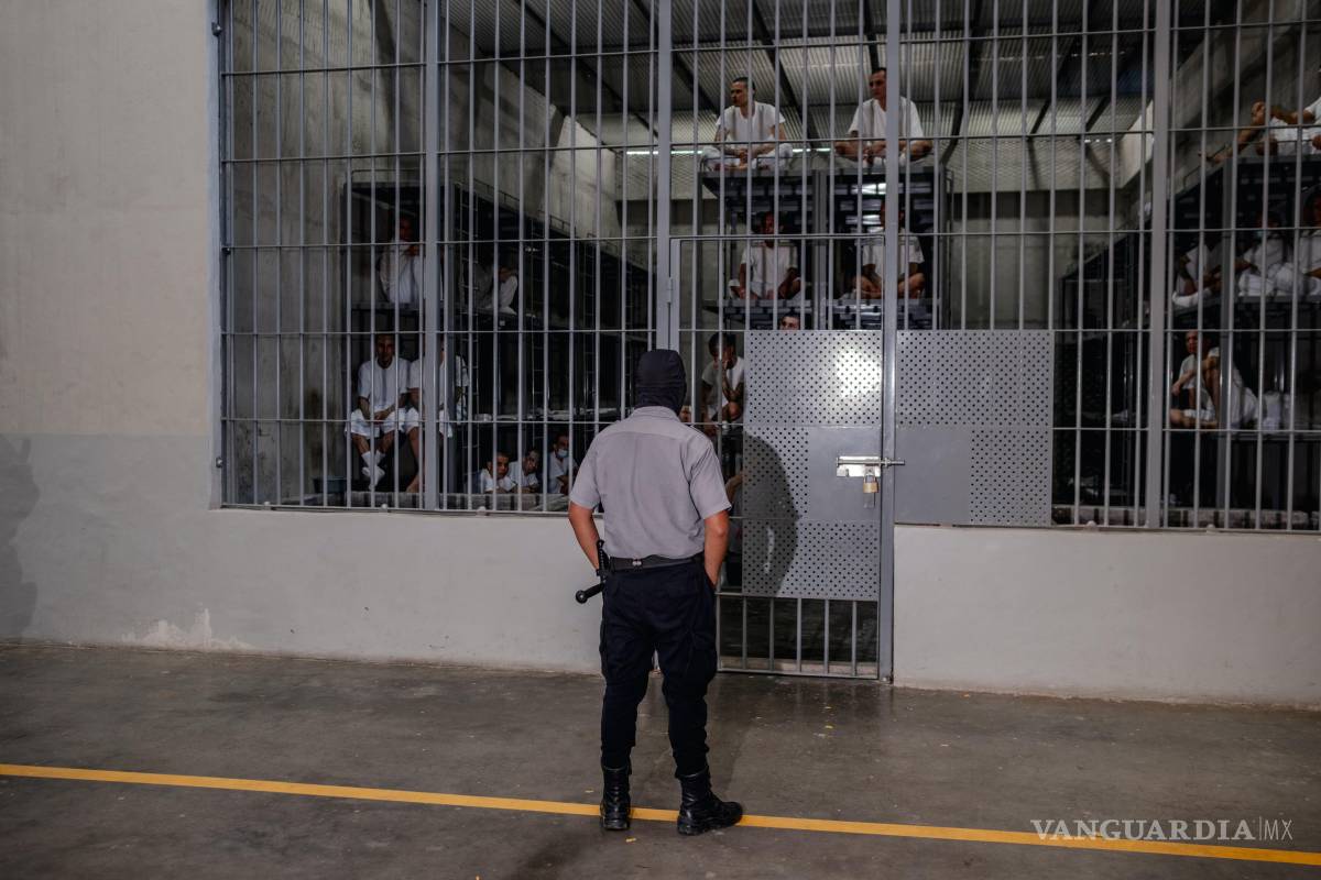 $!Un guardia de prisión vigila las celdas donde se encuentran confinados los presos en el CECOT (Centro de Confinamiento del Terrorismo) en Tecoluca, El Salvador.