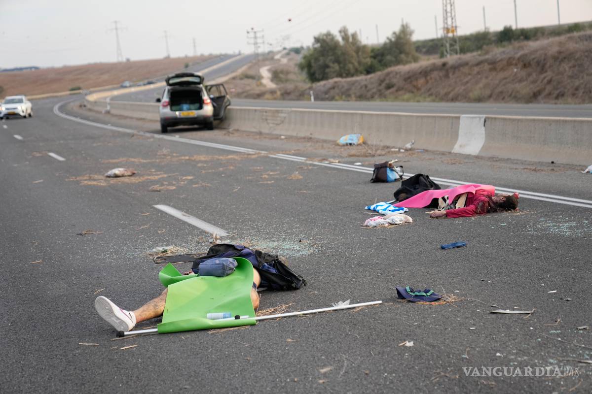 $!Israelíes asesinado por milicianos de Hamás yacen en una carretera cerca de Sderot, Israel, el 7 de octubre de 2023.