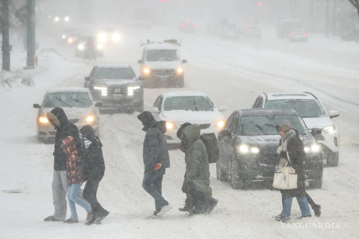 $!La gente camina por el centro de Toronto mientras una tormenta invernal avanza por la región.