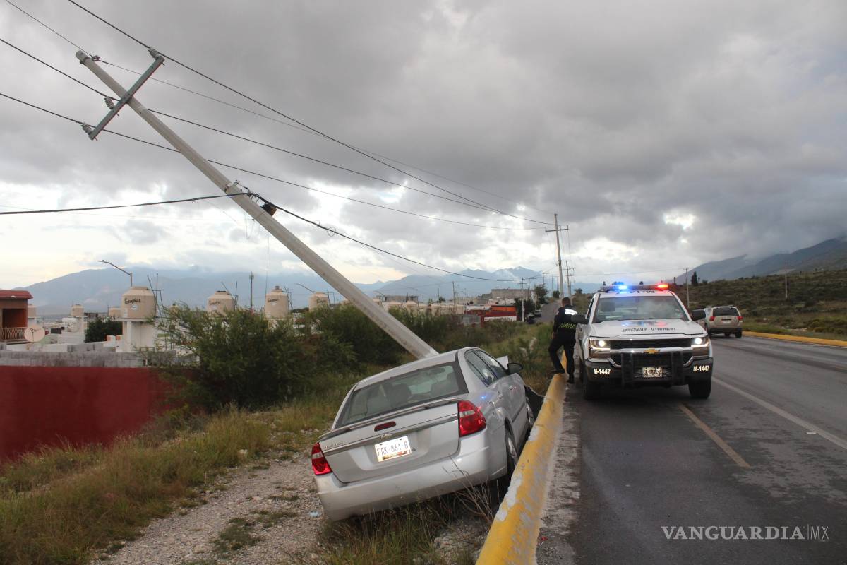 Conductor se impacta contra poste de concreto y abandona su auto, en Saltillo