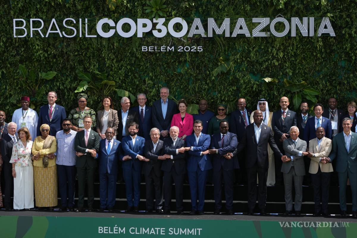 $!Líderes que asistieron a la Cumbre del Clima COP30 de la ONU posan para una foto grupal en Belém, Brasil.