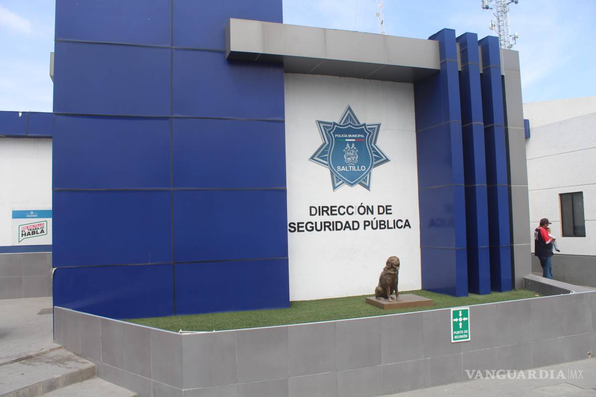 Detienen a dos por robar costales de ropa de vivienda, en Saltillo