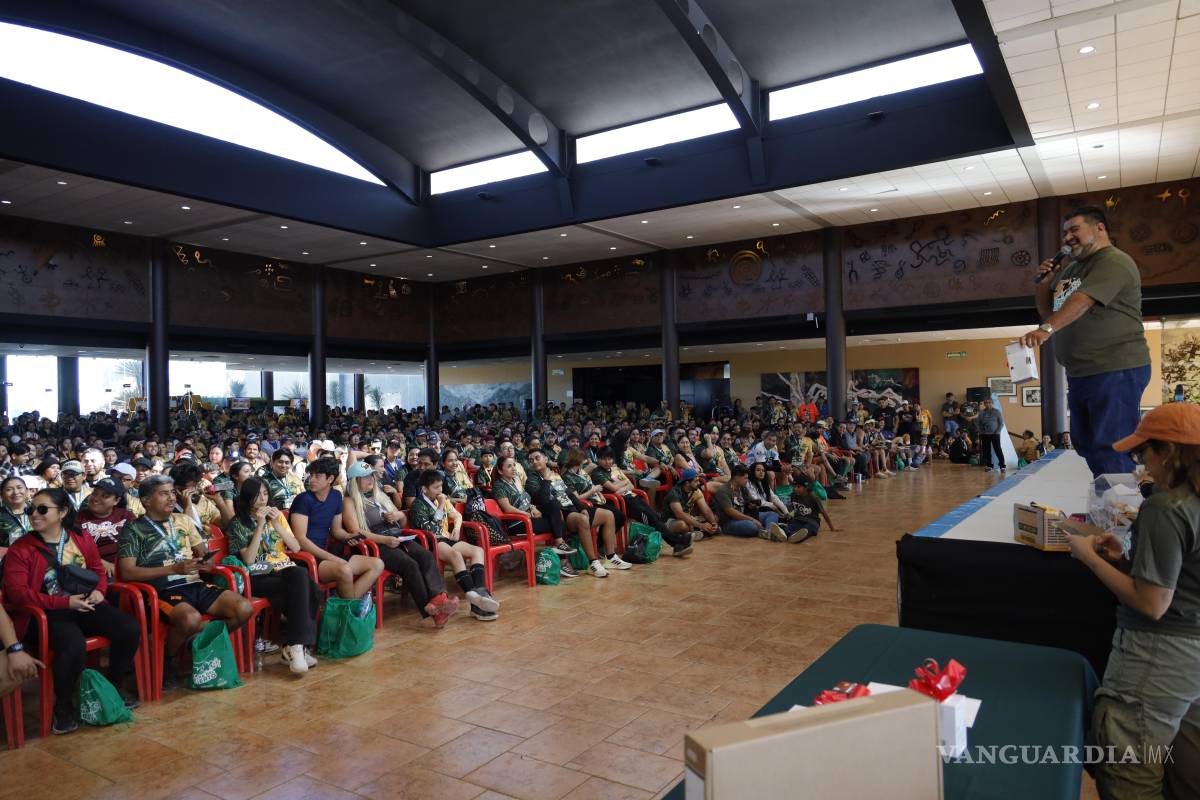 $!Voluntarios y corredores reunidos en la zona de recuperación al finalizar la carrera.
