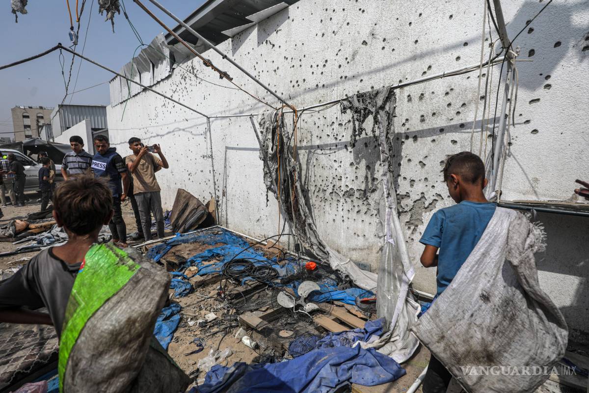 $!Palestinos inspeccionan la tienda de campaña del equipo de Al Jazeera destruida tras un bombardeo israelí, fuera del Hospital Al-Shifa en la ciudad de Gaza.