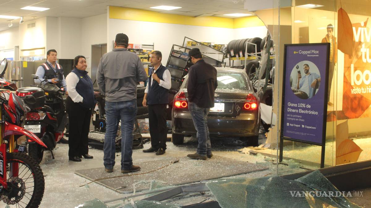 Menor se desmaya y choca contra tienda en centro comercial de Saltillo