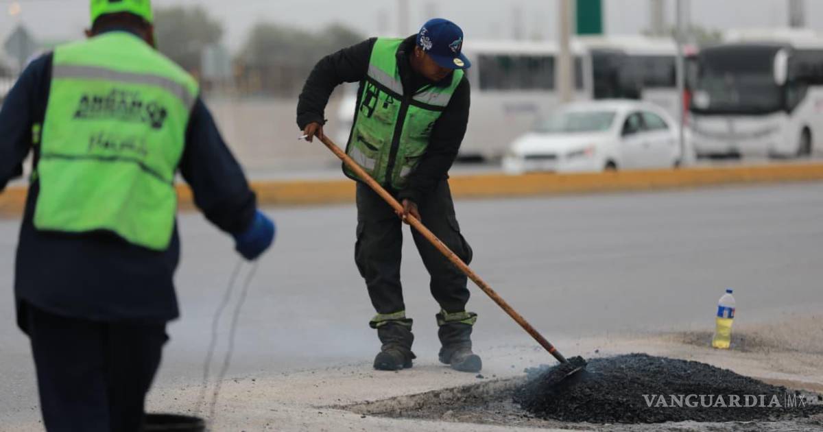 Continúa la rehabilitación de vialidades y limpia de callejones en colonias de Saltillo