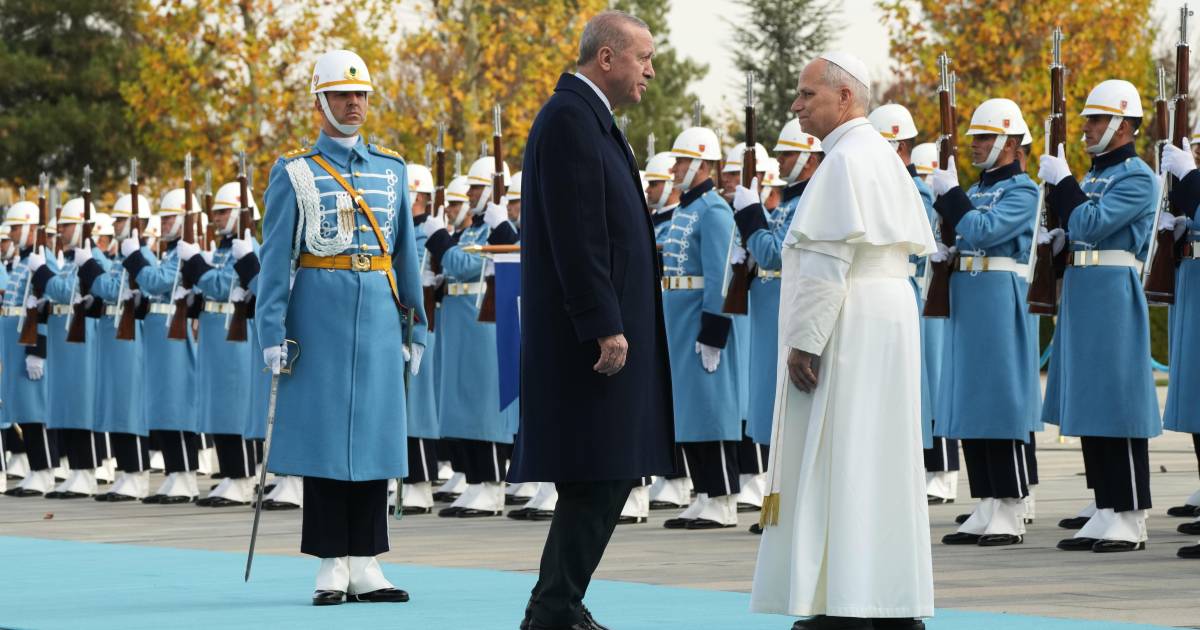En su primer viaje al extranjero, el papa exhorta a Turquía a ser una fuerza para la paz