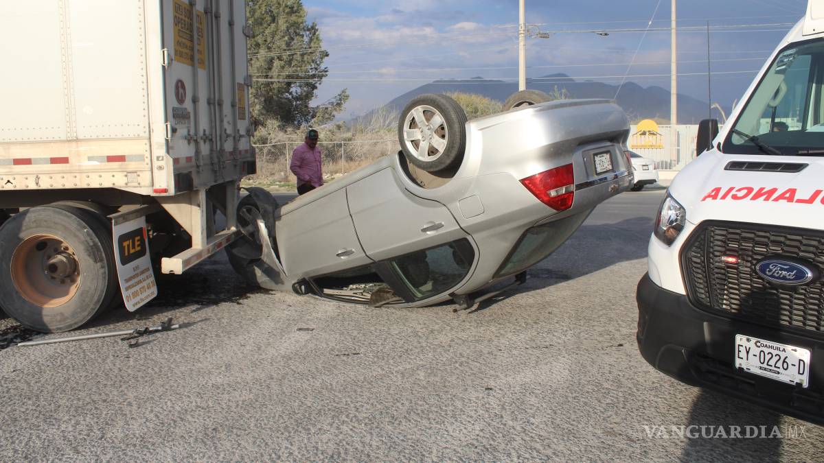 Lo chocan y termina volcado, en Arteaga