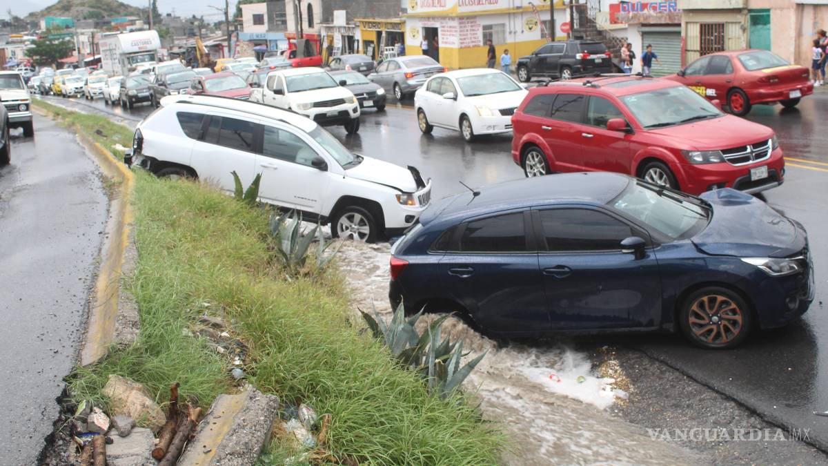 Pavimento mojado provoca aparatoso accidente, en Saltillo