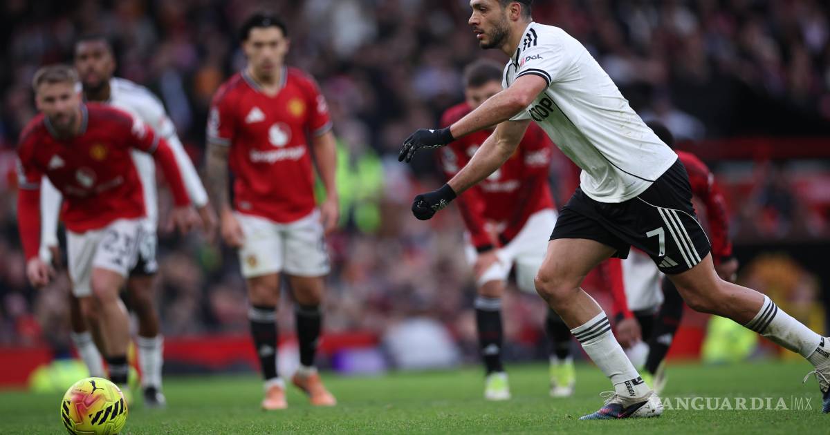 Raúl Jiménez marca y llega a 200 goles en la derrota del Fulham ante Manchester United