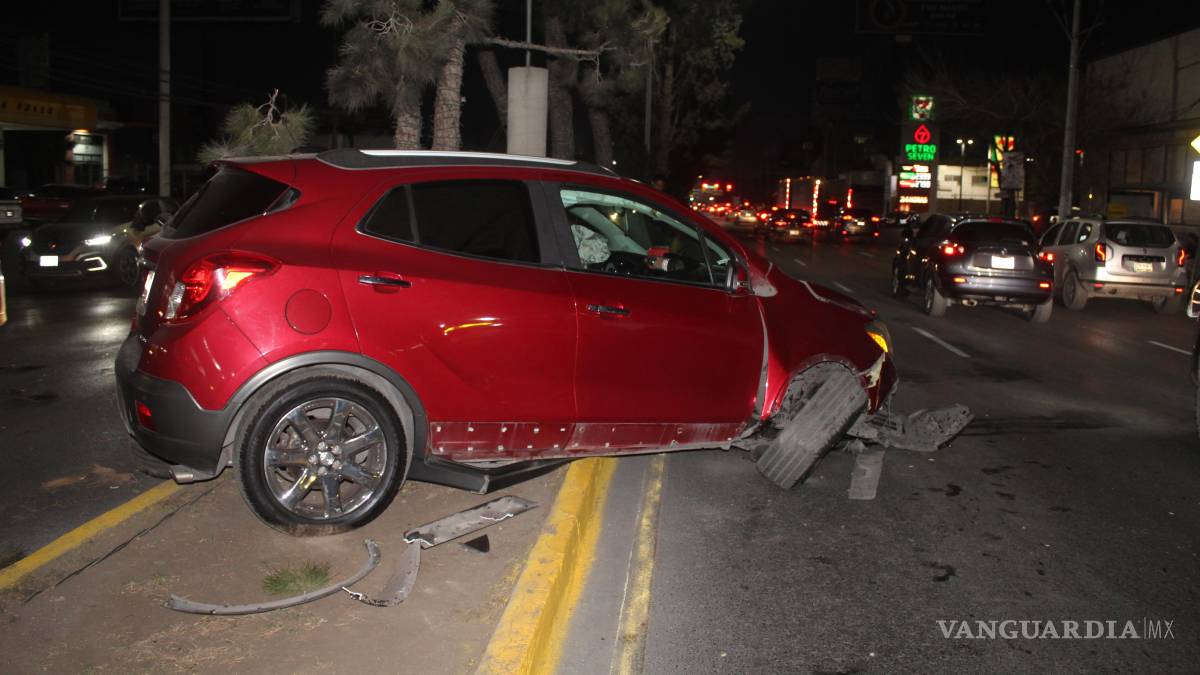 Tráiler tipo nodriza choca con camioneta y la proyecta contra árbol, en Saltillo